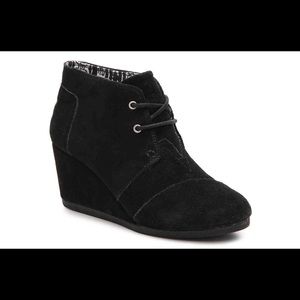 Toms lace up black booties